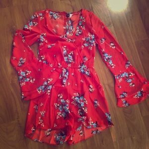 Short romper with bell sleeves